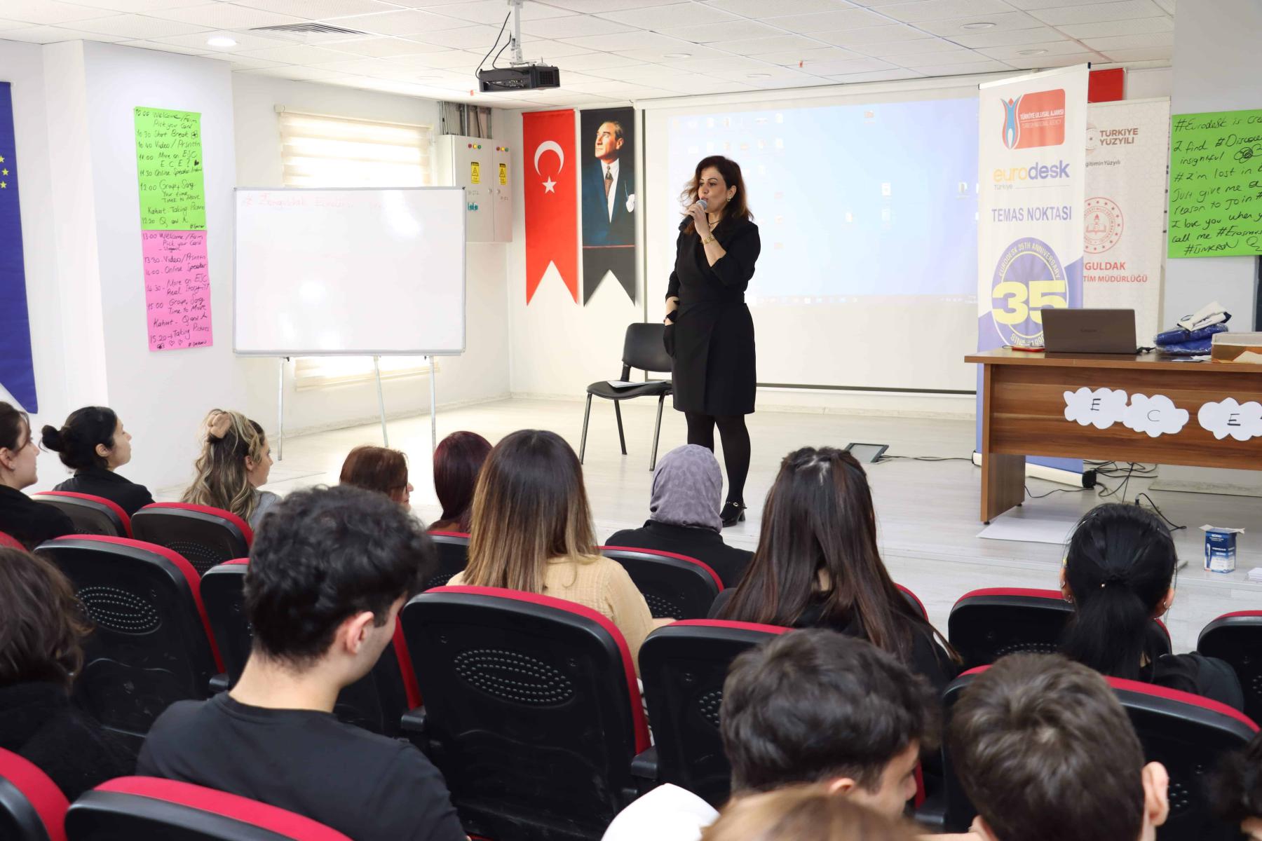 Eurodesk Temas Noktası Kapsamında DiscoverEU Programına İlişkin Tanıtım ve Bilgilendirme Eğitimi Gerçekleştirildi