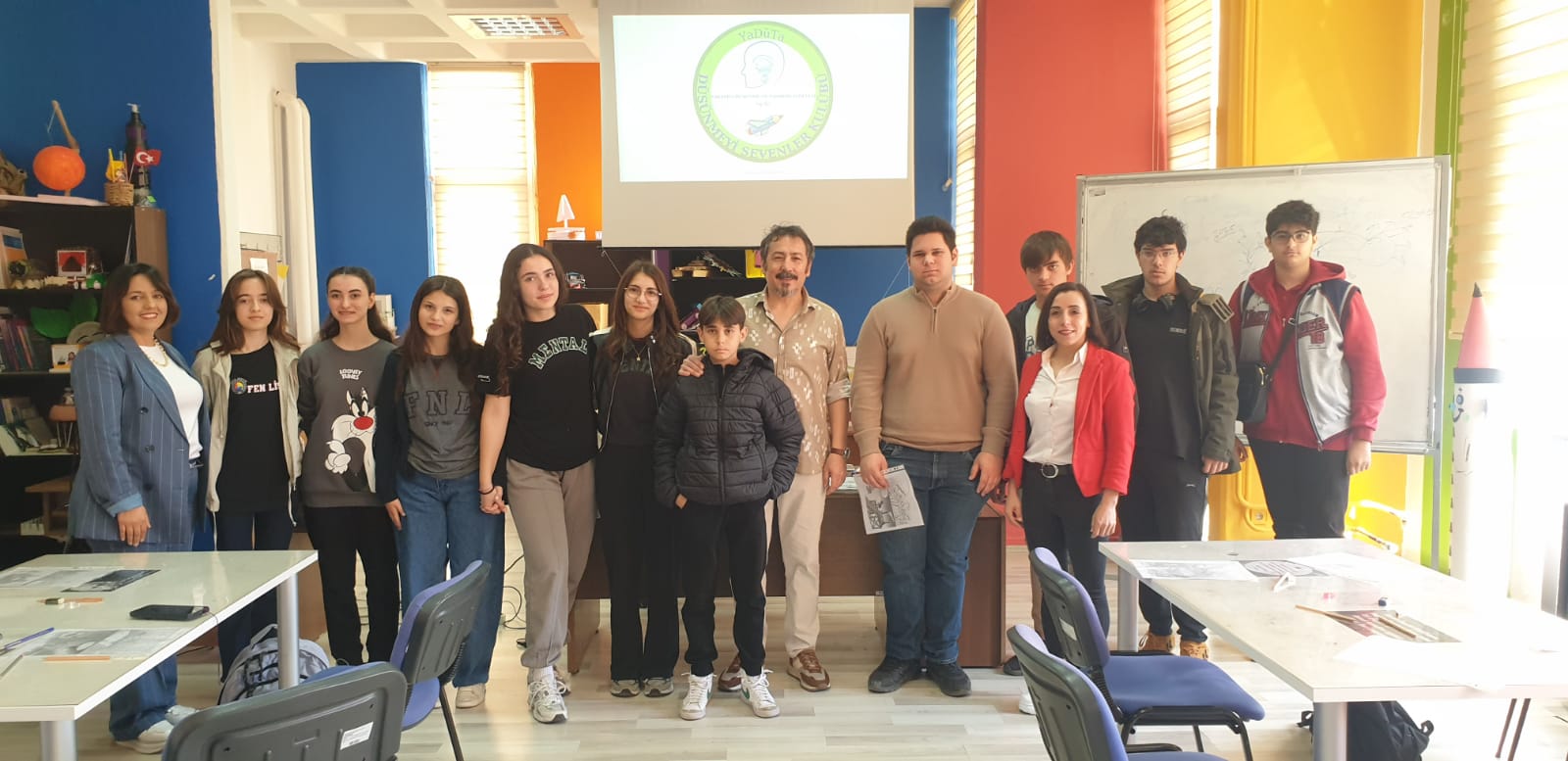 Yaratıcı Düşünme ve Tasarım Atölyesi-Düşünmeyi Sevenler Kulübü "Sınırlı Malzemeyle Sınırsız Zekamızı Kullanarak Neler yapabiliriz"?