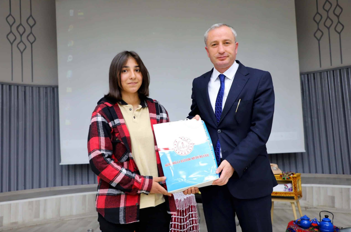 "Bahar Dalgınlıkları" Şiir Dinletisi Sanatseverlerle Buluştu