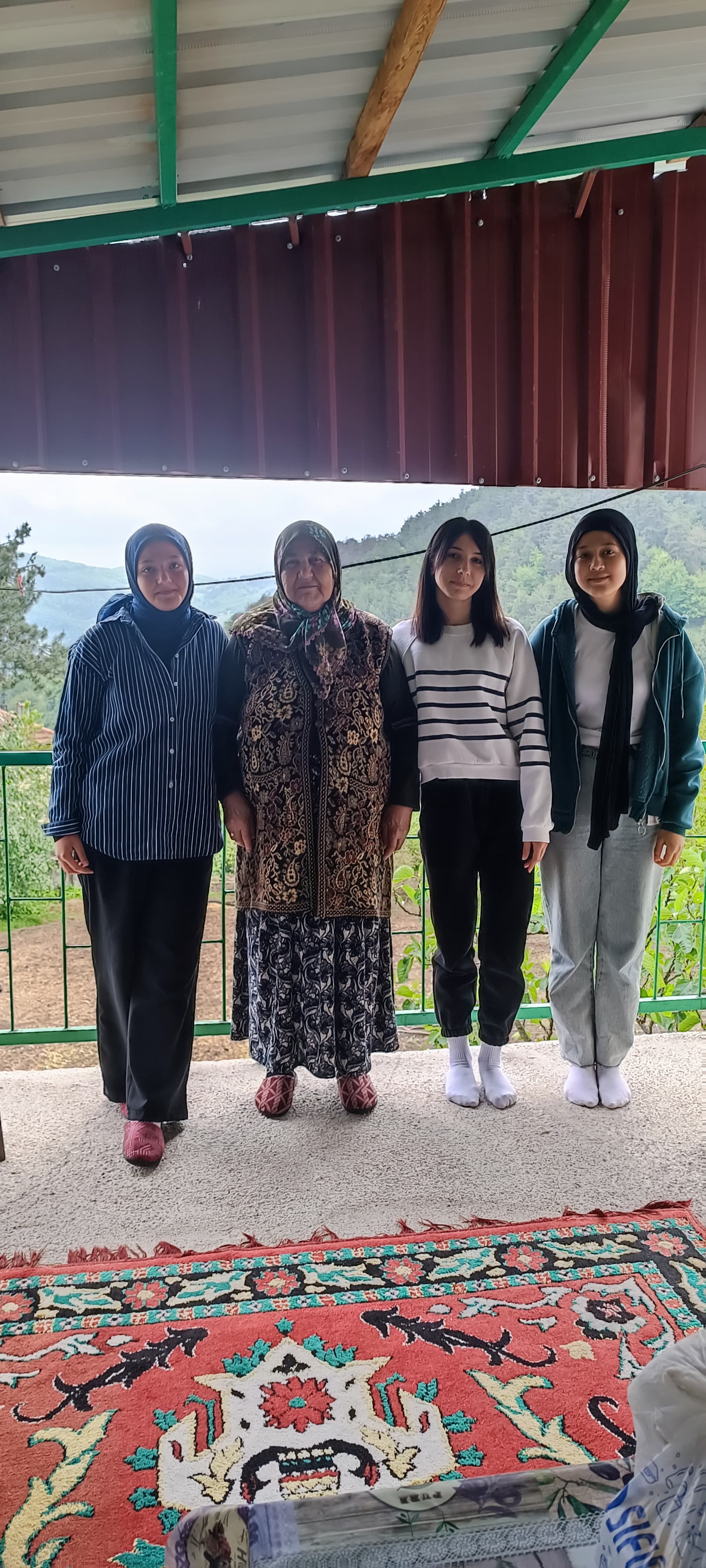 Anneler Günü'nde Öğretmen ve Öğrencilerimizden Anlamlı Ziyaret