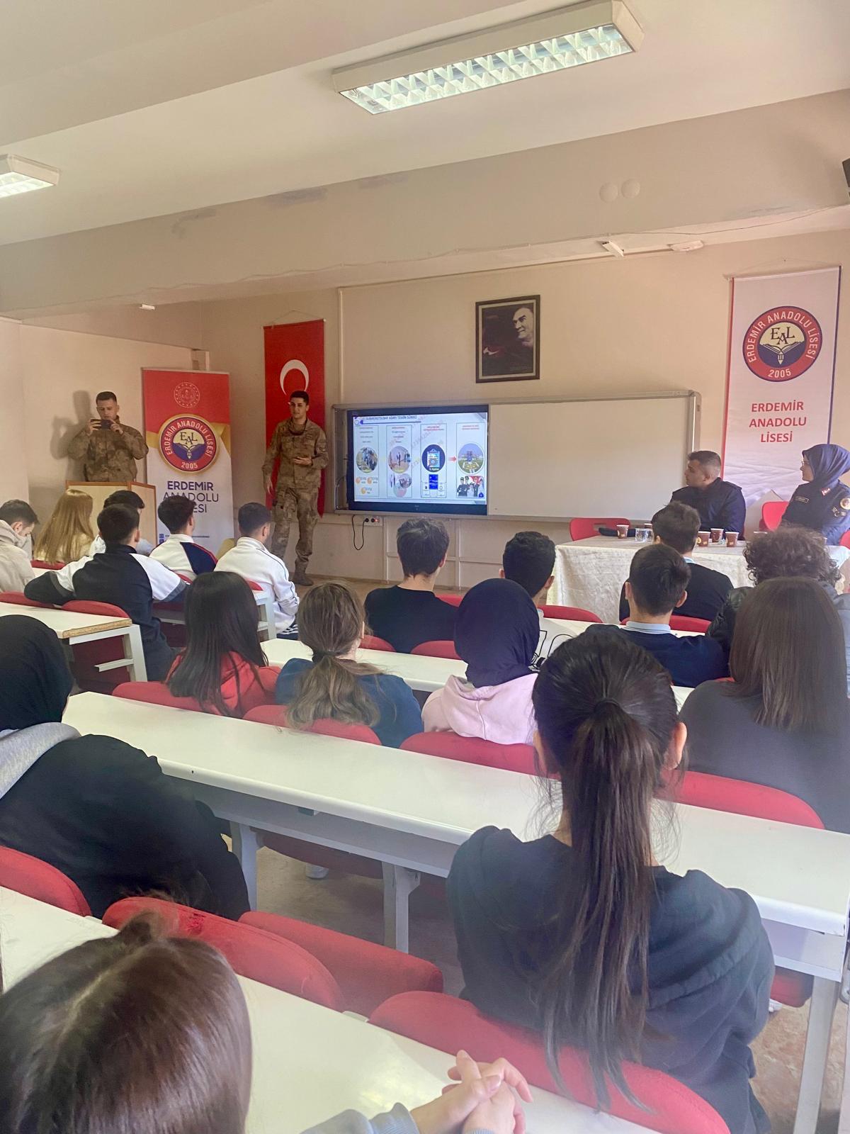 Erdemir Anadolu Lisesinde Jandarma Tanıtım ve Bilgilendirme Faaliyeti