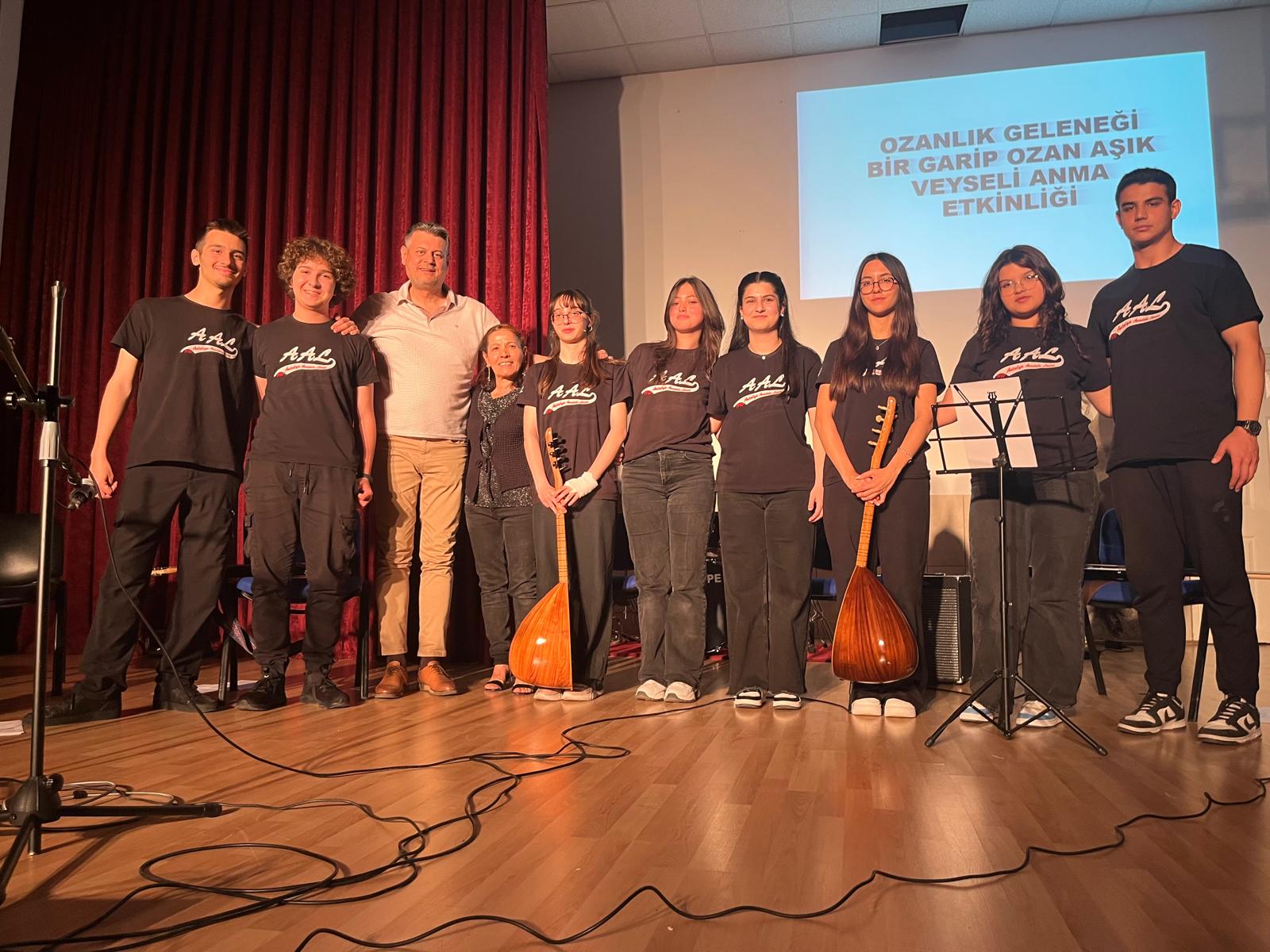 Antalya Anadolu Lisesi'nden Âşık Veysel'i Anma Etkinliği: Geleceğe Umutla Yürüyoruz