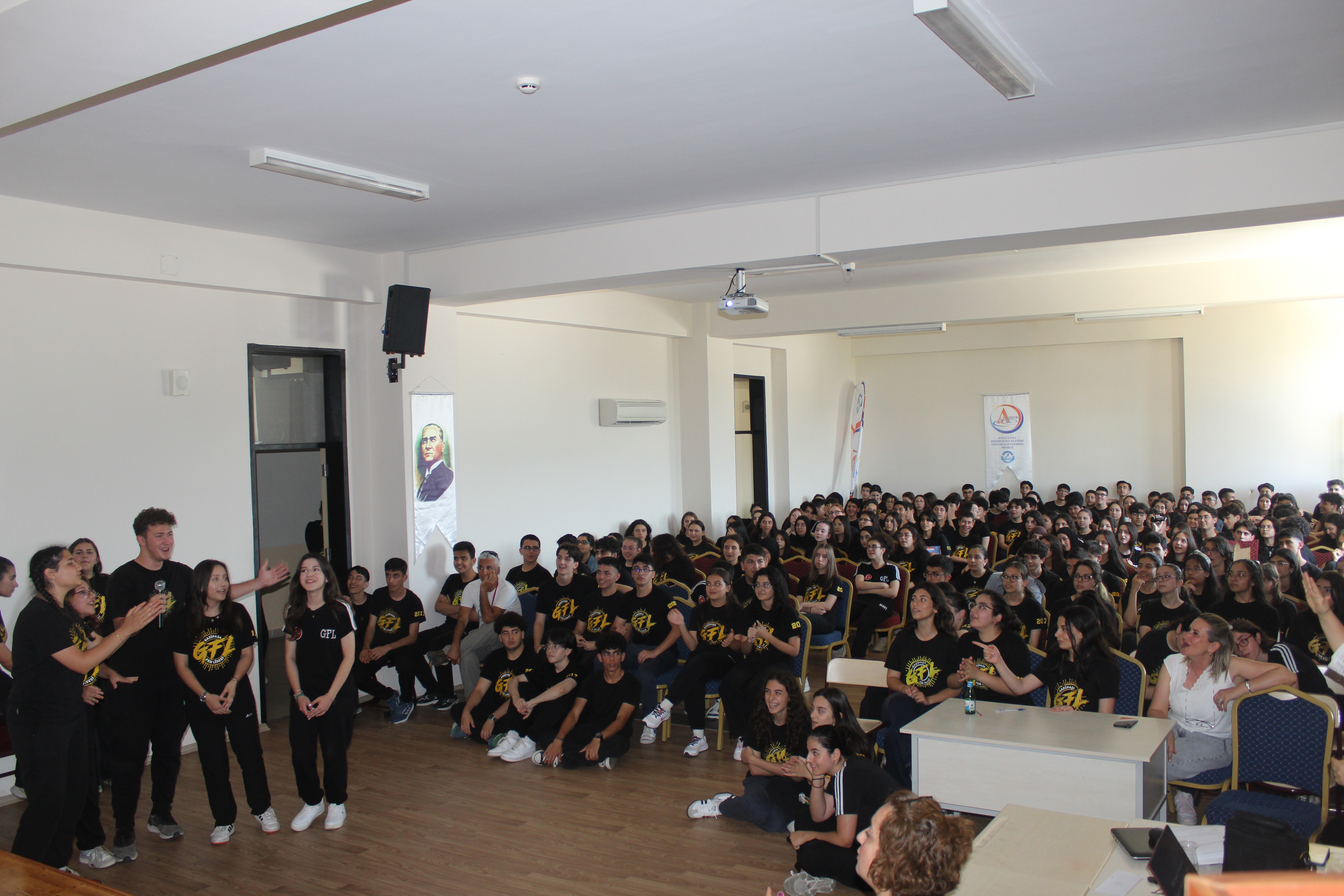 Okuldan İngilizce Karaoke Coşkusu: Dil Becerileri Eğlenceyle Gelişti!