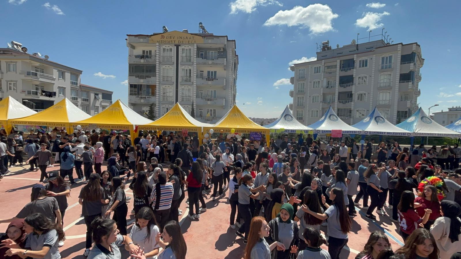 Cemile Bedri Çelikaslan Anadolu Lisesi Gençlik Festivali