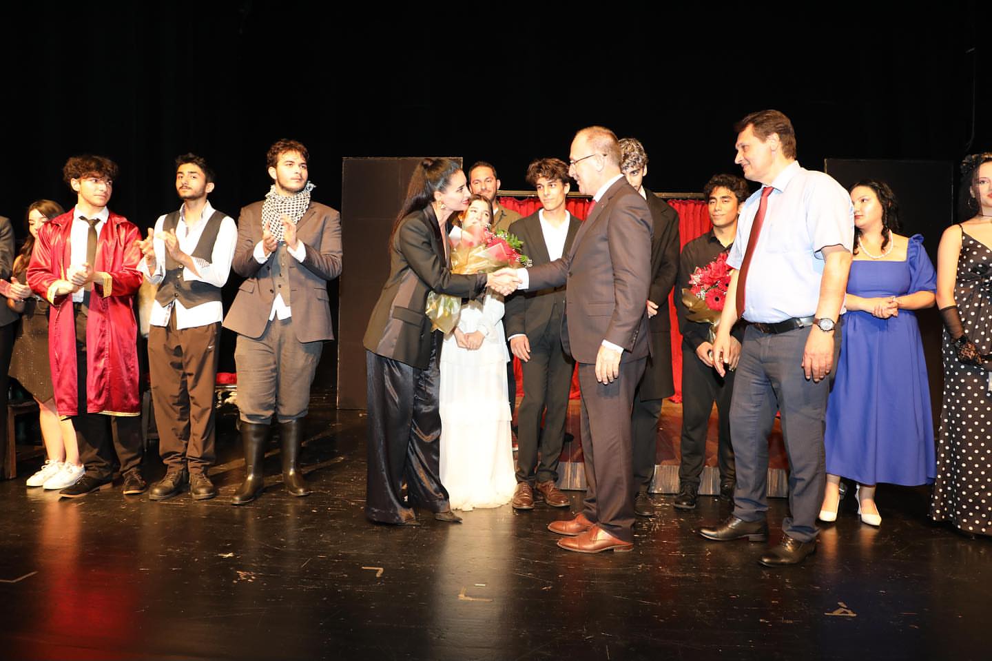 Muratpaşa Anadolu Lisesi Öğrencileri "Hisseli Harikalar Kumpanyası" ile Sahne Aldı