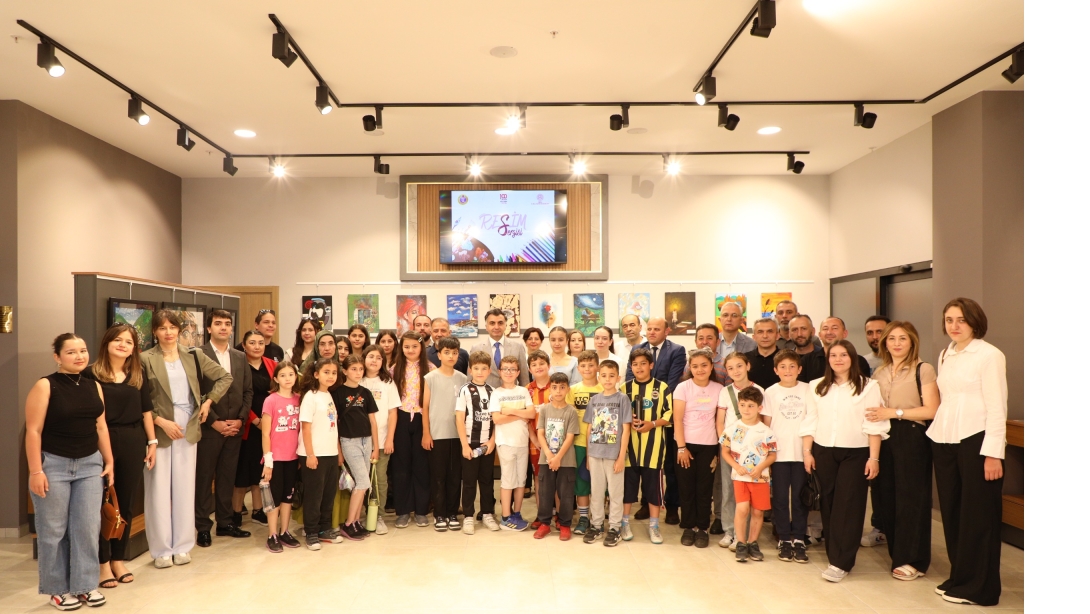 Yıl Boyunca Süren Sanat Yolculuğu Karma Resim Sergisi ile Taçlandı