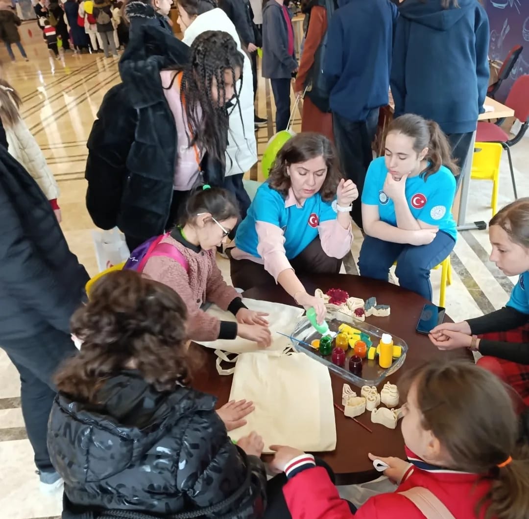 Ankara Genç AR-GE Proje Faaliyetleri Kapsamında Nasrettin Hoca Bilim ve Sanat Merkezi Öğrencileri Cumhurbaşkanlığı Külliyede Ramazan Programı Yetenek Atölyelerinde Görev Aldı