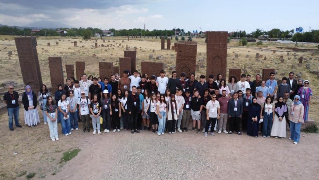 TARİHİN KALBİNE YOLCULUK: GENÇLER AHLAT'TA SELÇUKLU İZLERİNİ TAKİP ETTİ