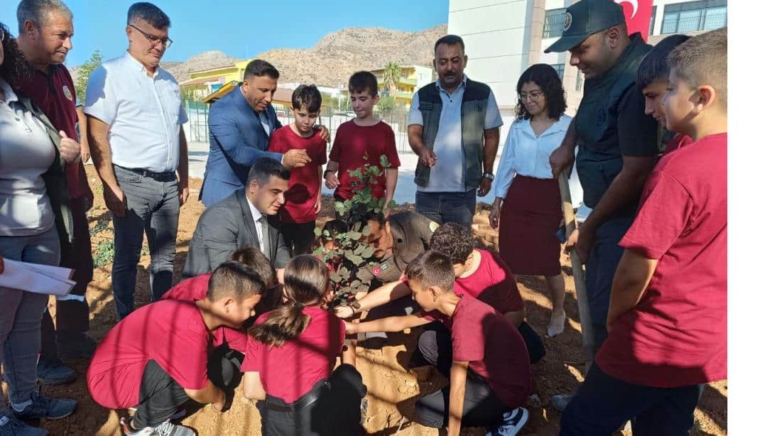 "Her Çocuk Bir Fidan, İlk Ders Yeşil Vatan" teması kapsamında fidan ekimi