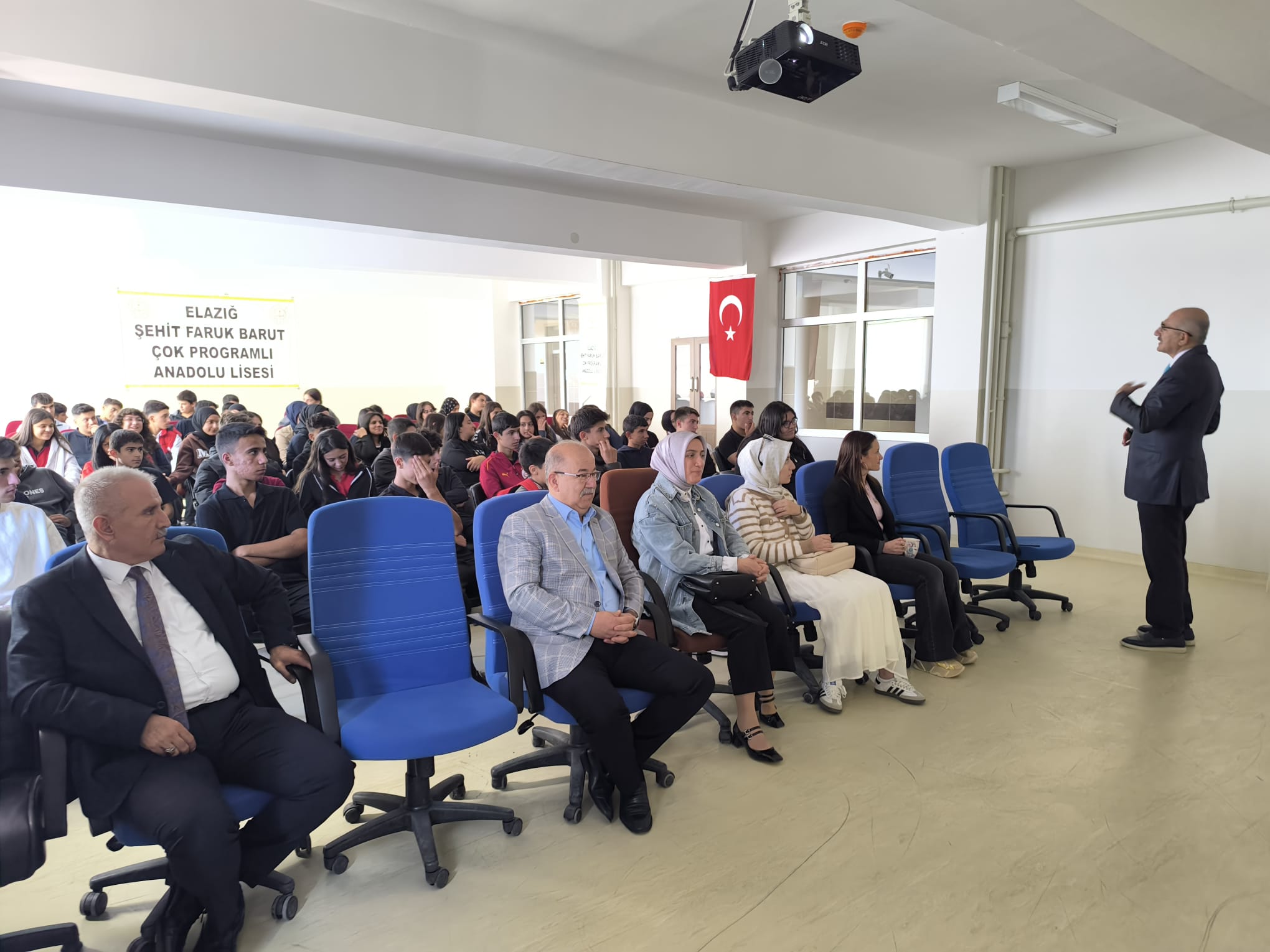 Genç Ar-Ge Faaliyetlerine Yönelik Etkili İletişim ve Beden Dili Seminerleri