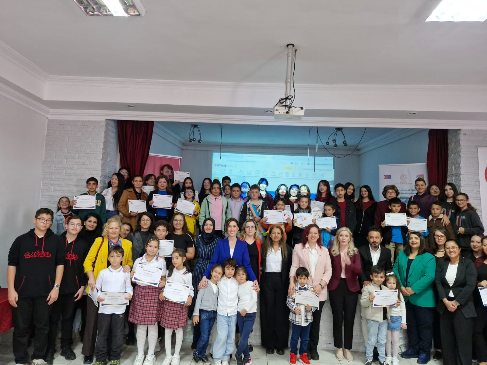 Ali Rıza Efendi İlkokulu'ndan Erasmus+ Days Coşkusu:Minik Araştırmacılar Deneyimlerini Paylaştı.