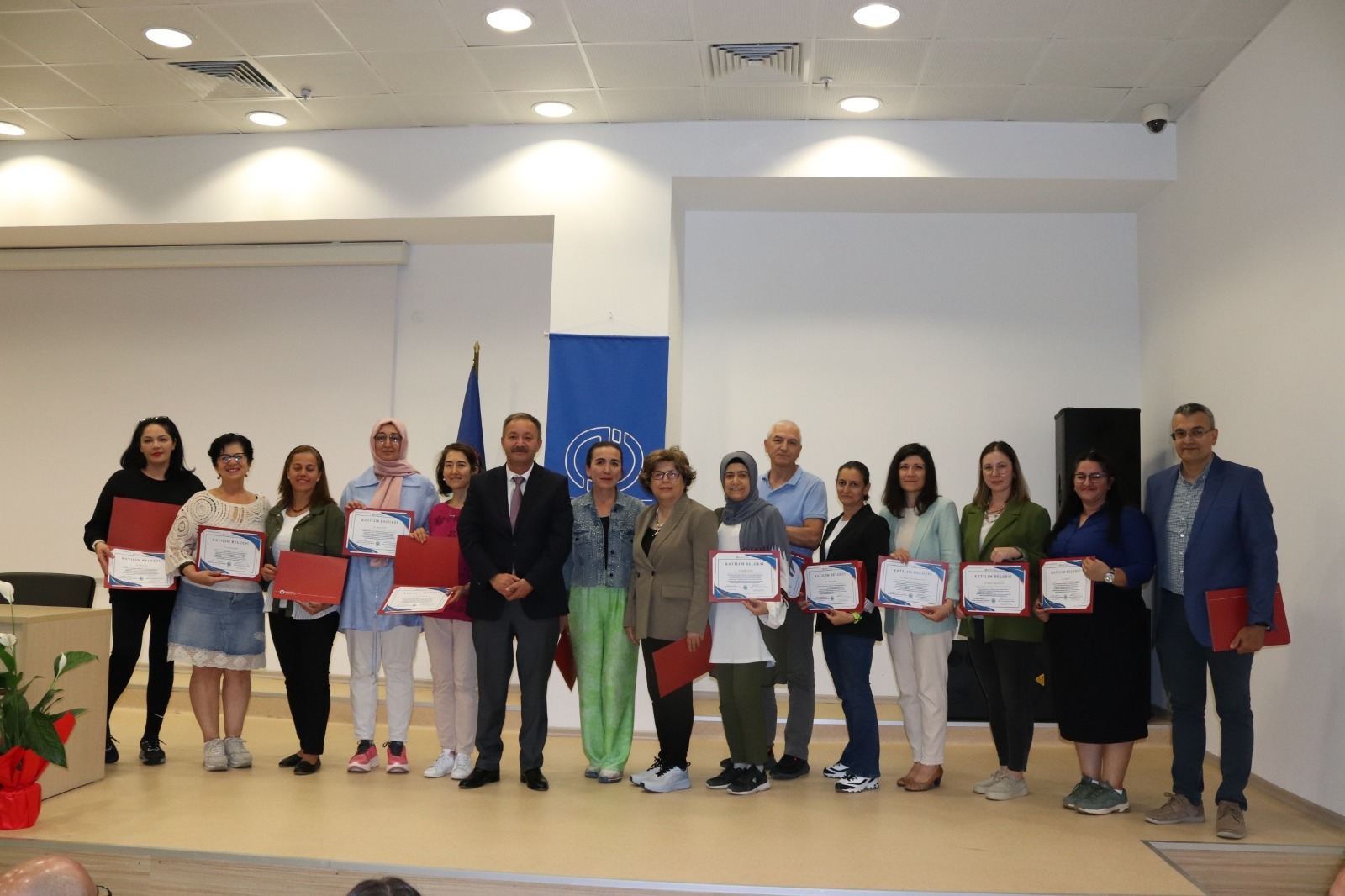 Öğretmenlerimizin 21. Yüzyıl Becerileri ve Eleştirel Pedagoji Eğitimleri Tamamlandı: Anadolu Üniversitesi'nde Sertifika Coşkusu