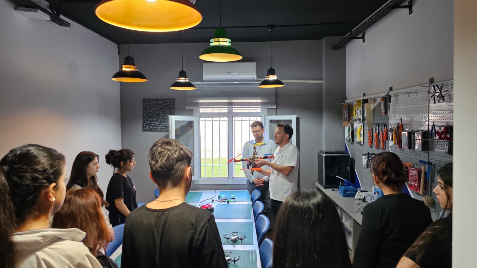 Geleceğin Teknolojisini Keşfediyoruz