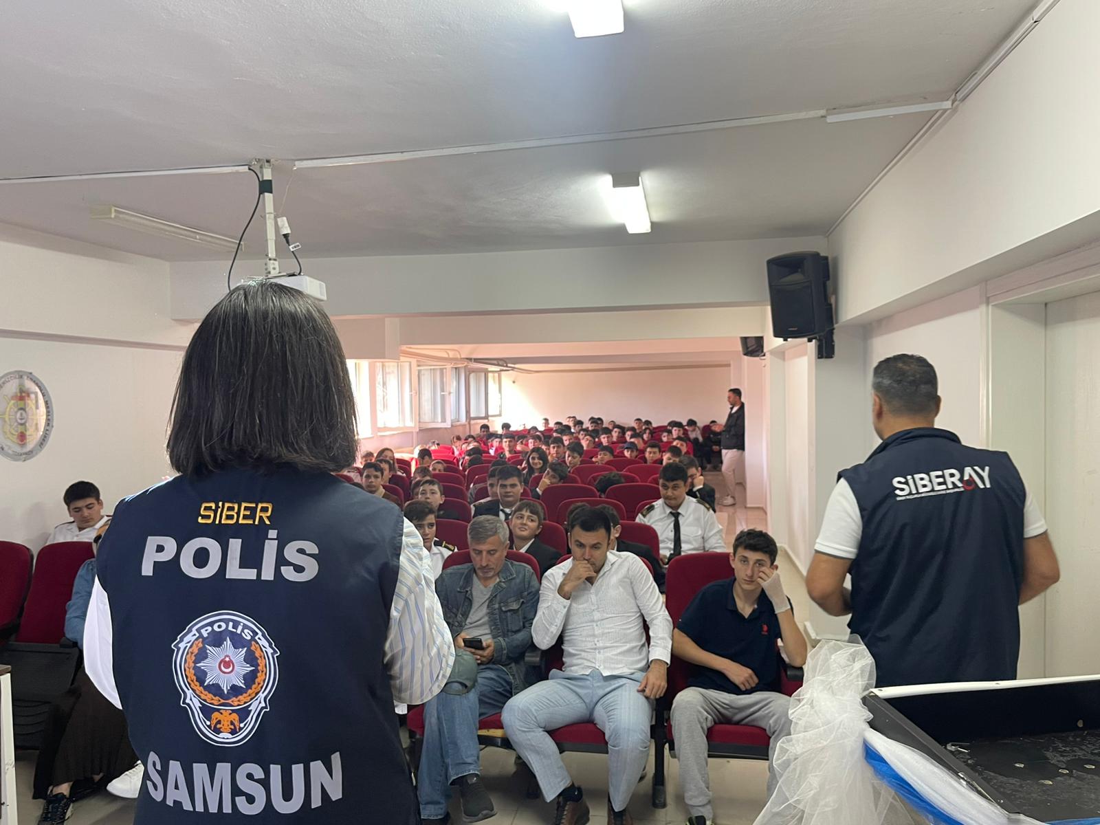 Nedime Serap Ulusoy Denizcilik MTAL’de Bilinçli ve Güvenli İnternet Kullanımı Eğitimi