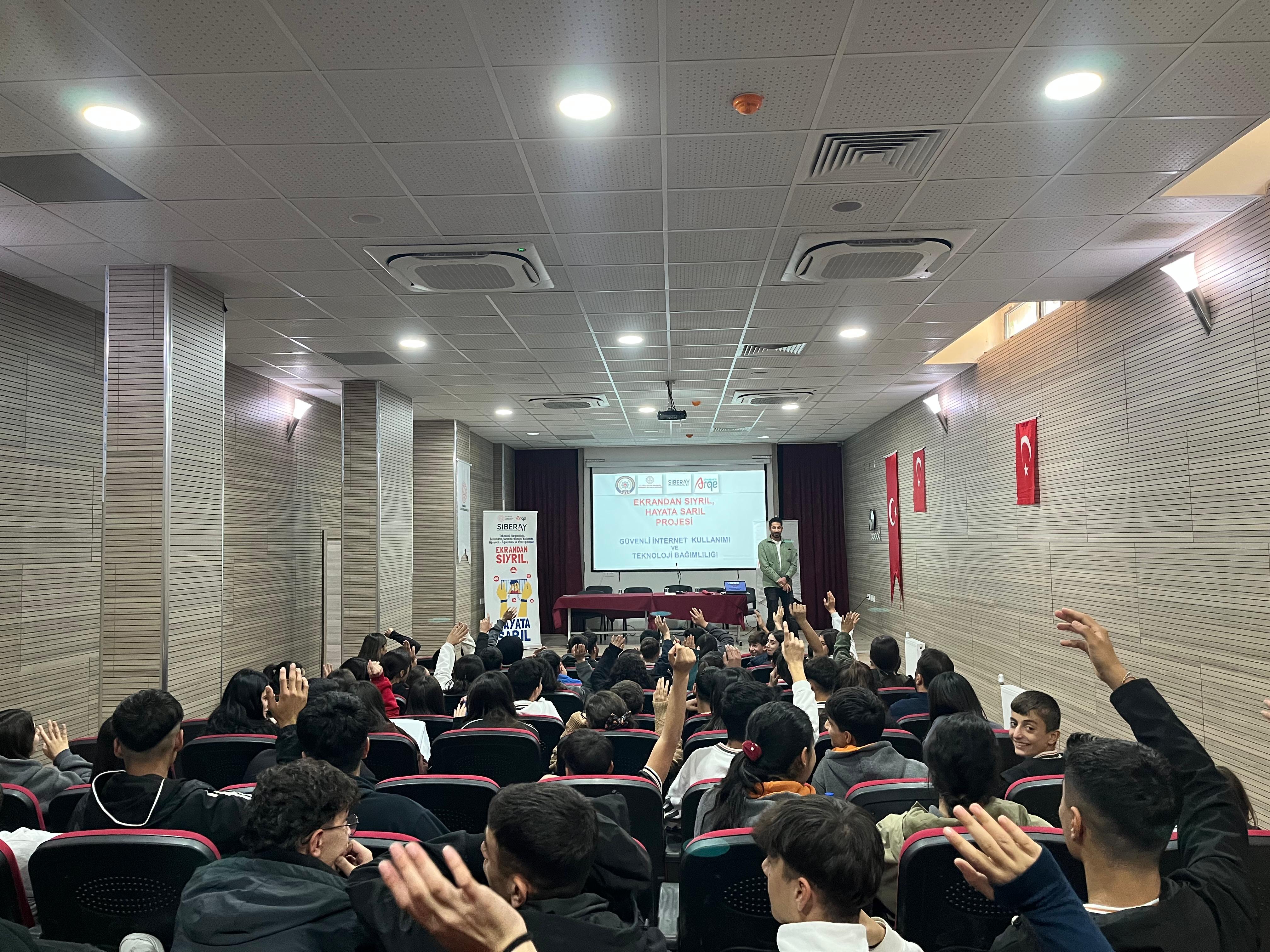 Ekrandan Sıyrıl Hayata Sarıl : Güvenli ve Bilinçli İnternet Kullanımı Eğitimi