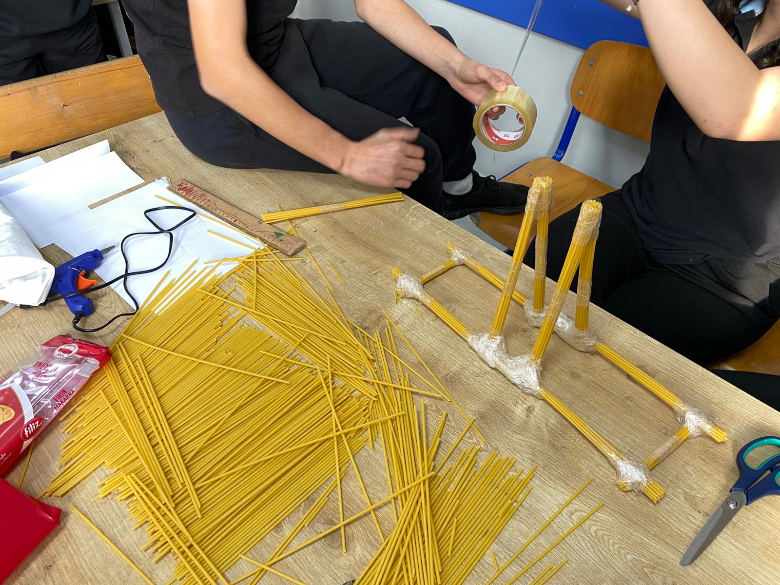 Düzce İbn-i Sina Mesleki ve Teknik Anadolu Lisesi Genç-Ar-Ge Ekibi Makarna Köprü Yarışması