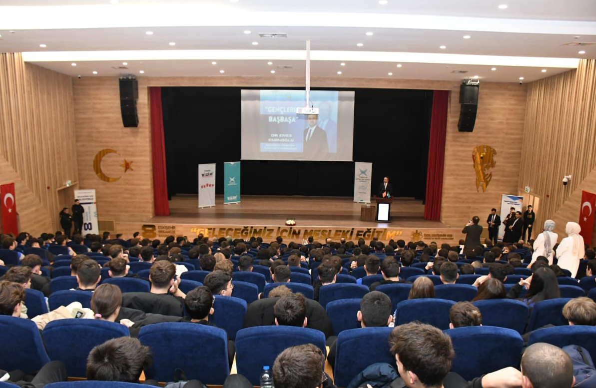 Gençlik ve Spor Bakan Yardımcısı Dr. Enes Eminoğlu’ndan OSB Mesleki ve Teknik Anadolu Lisesi Öğrencilerine İlham Veren Söyleşi