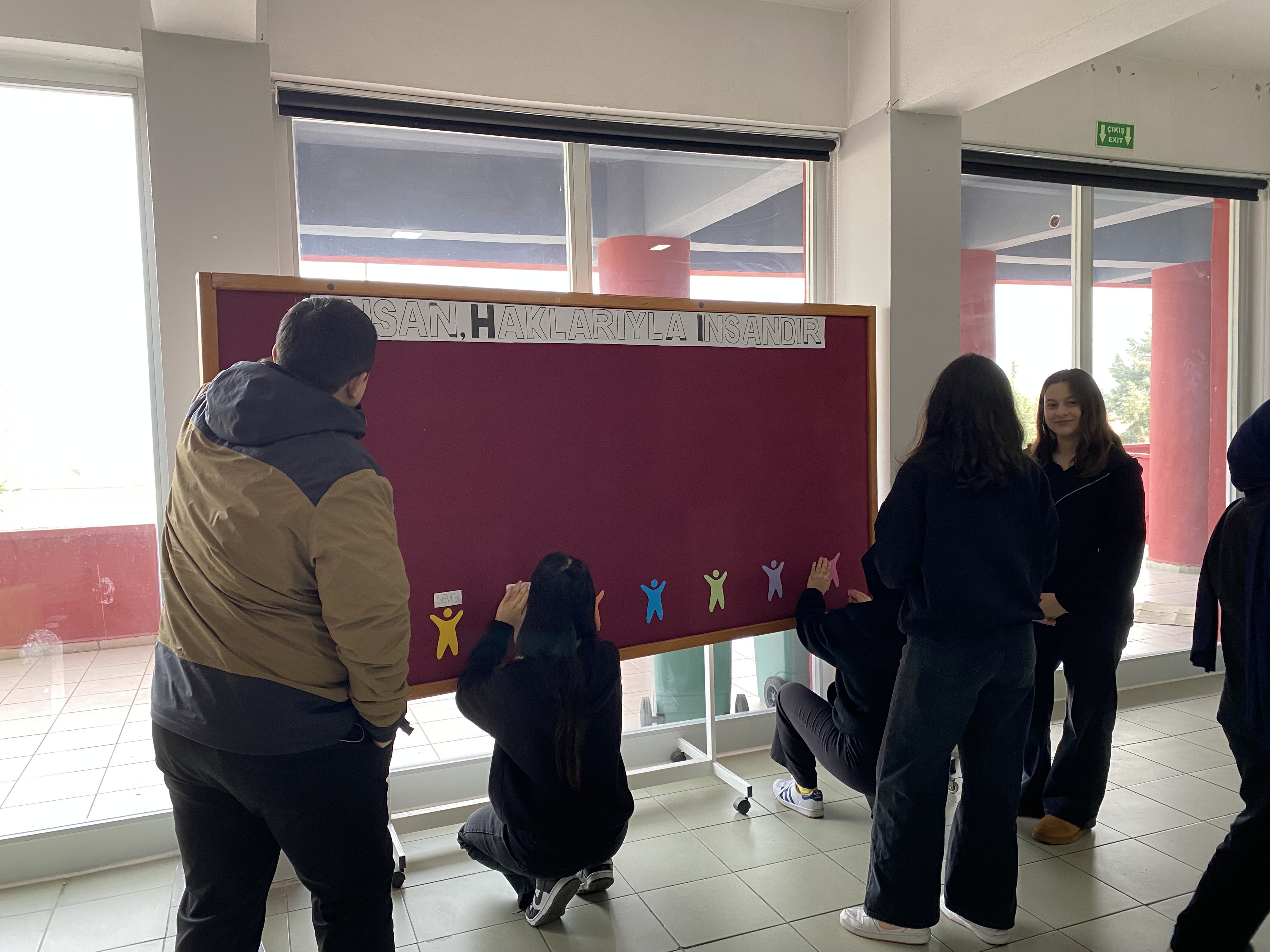 Kaynaşlı Anadolu Lisesi Genç Ar-Ge Ekibinden Dünya İnsan Hakları ve Demokrasi Haftasında Anlamlı Farkındalık Çalışması