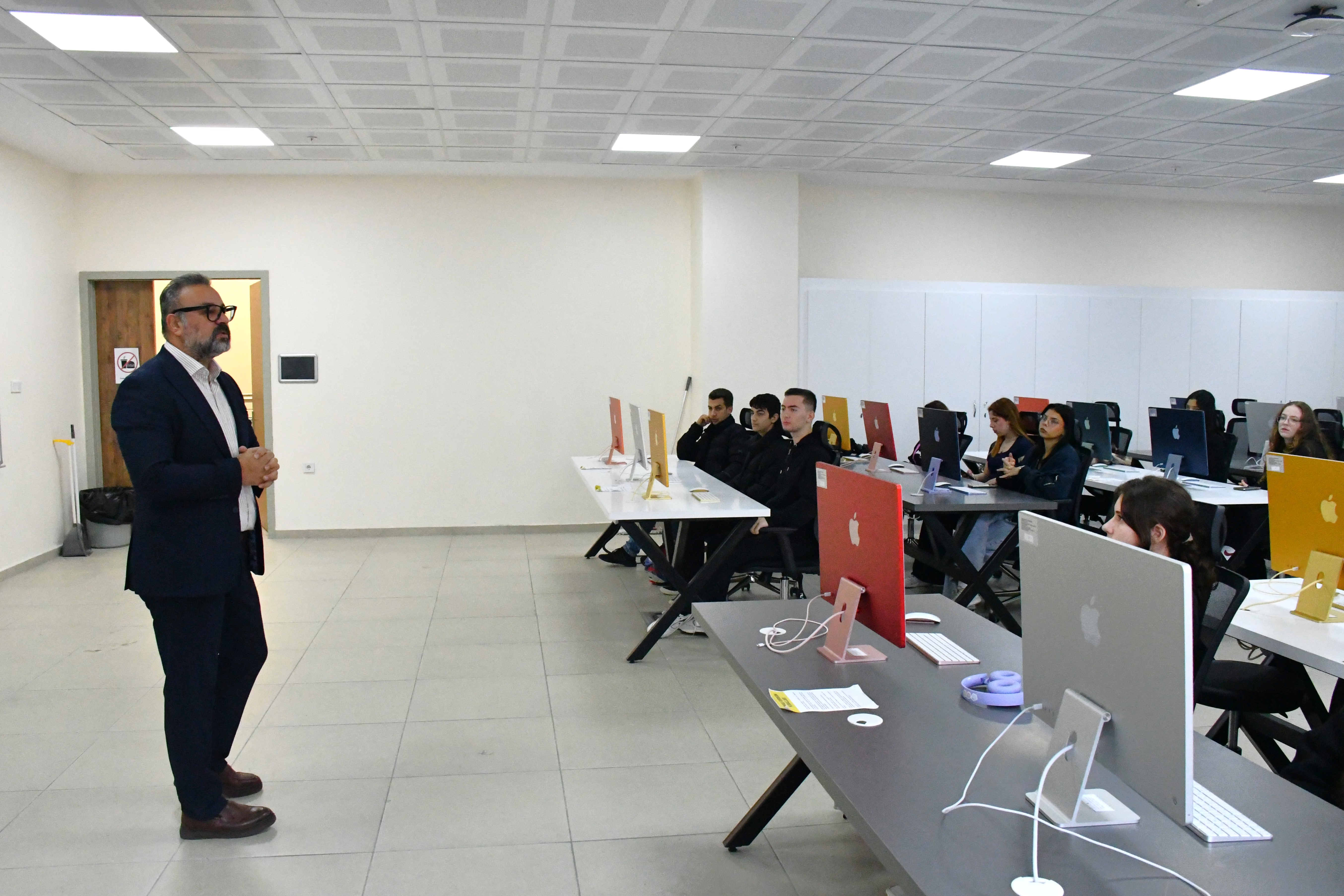 Tekirdağ Akademi Köprüsü Projesi Kapsamında "Bir Fikir, Bir Afiş" Atölyesi Gerçekleştirildi