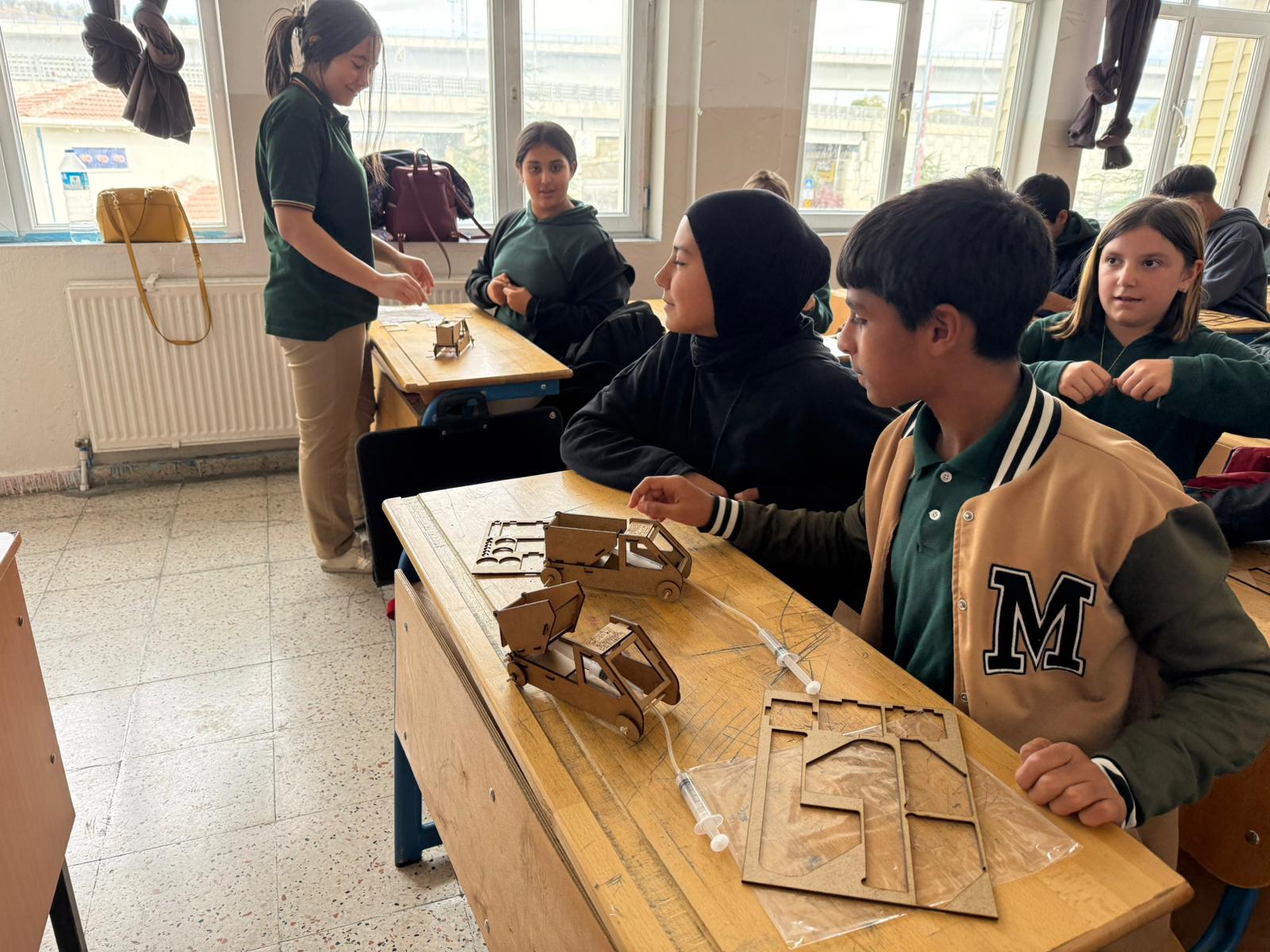 STEM'DE UYGULAMALI GÜÇ: AKRAN MENTORLÜĞÜ İLE FEN BİLİMLERİ DENEYLERİ;