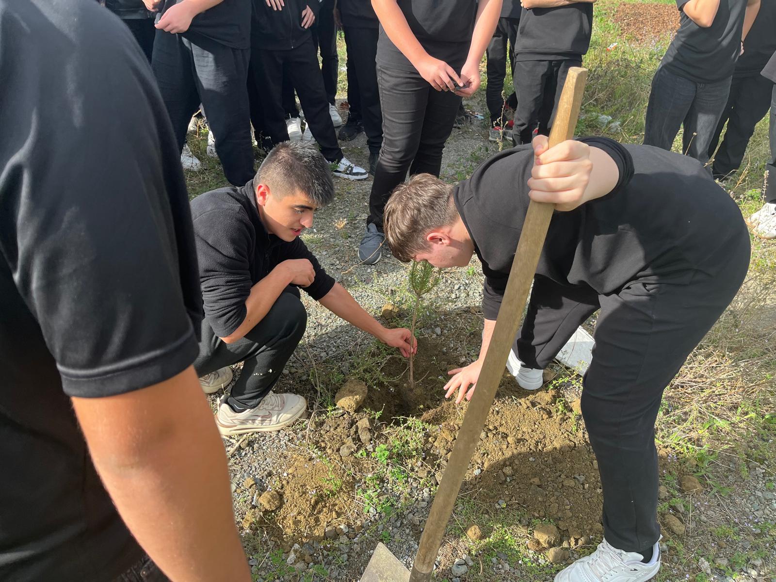 GELECEĞE NEFES: TIBBİ CİHAZ TEKNOLOJİLERİ LİSESİ'NDE FİDANLAR TOPRAKLA BULUŞTU!