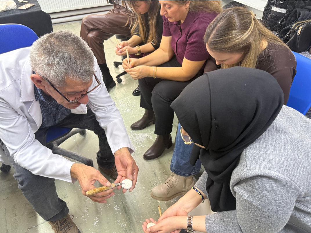Beyaz Altın Öğretmenlerin Elinde Şekillendi: Şehir ve Kültür Akademisi’nde Lületaşı Atölyesi