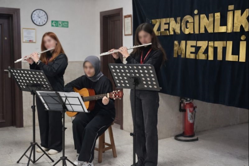 Mezitli Pakize Kokulu Anadolu Lisesi Sergi Açılışı ve Müzik Dinletisi