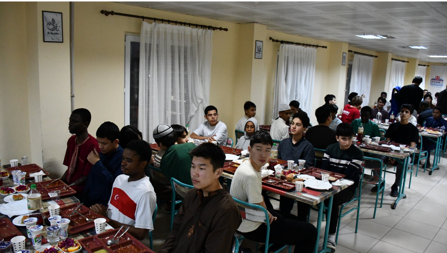 Ramazan’ın Birleştiren Sofrasında Gönül Elçileriyle İftar: Eskişehir’de Dünya Gençliği Buluştu