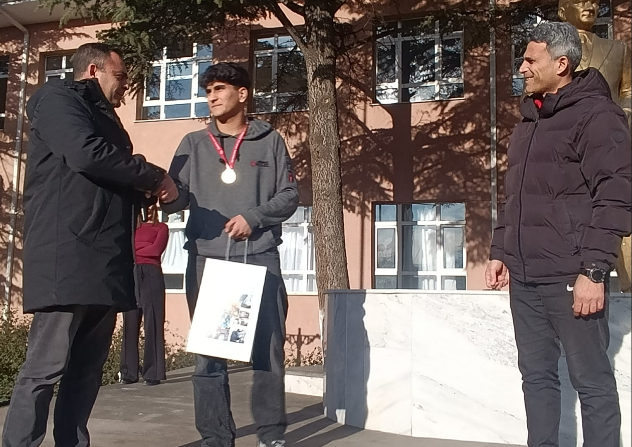 Geleceğin Yıldızları Genç AR-GE Sahnesinde: Umut Doğan Türkiye Şampiyonu!