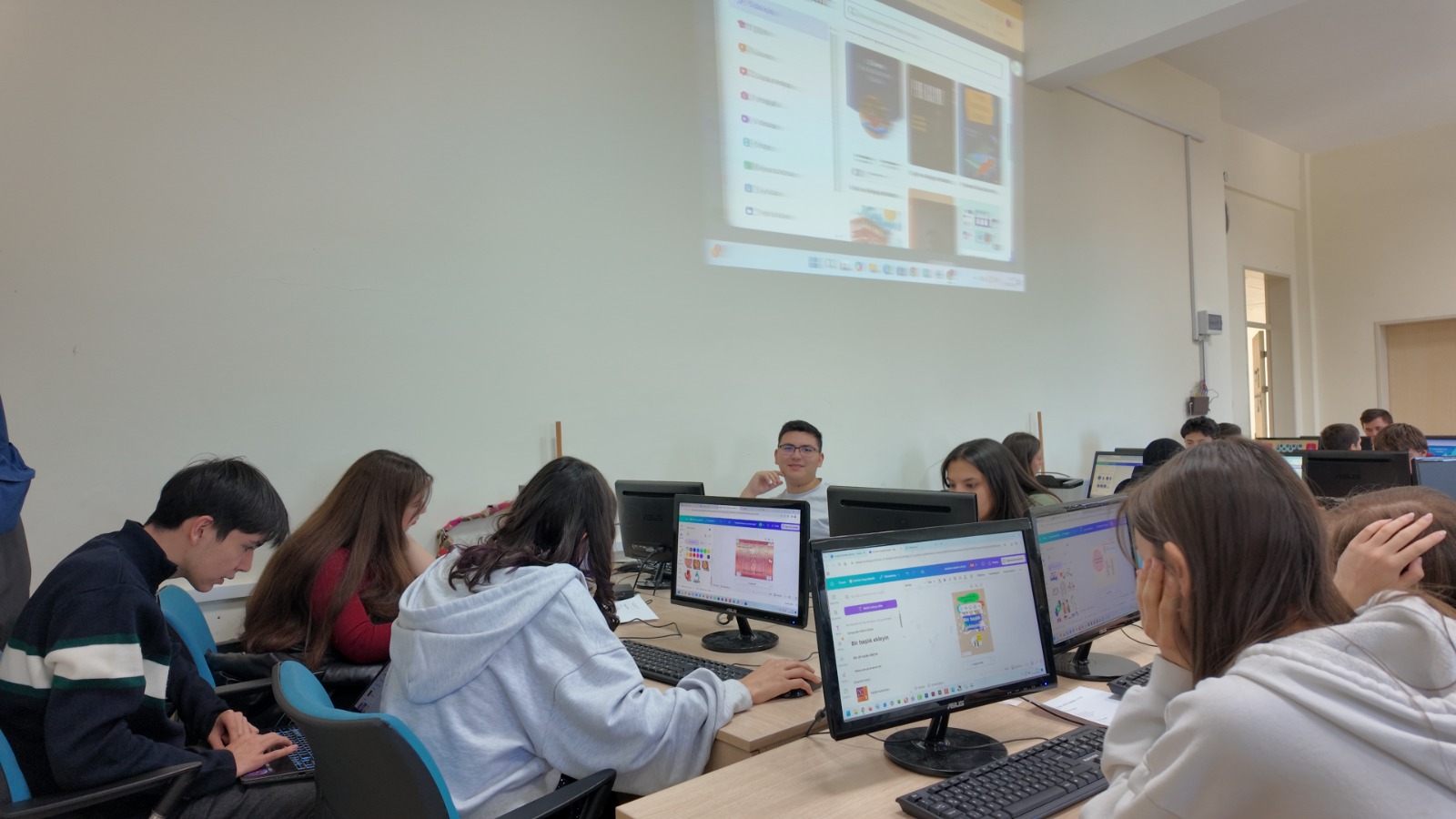 Genç AR-GE Akran Nezaketi Temalı Canva Atölyesi