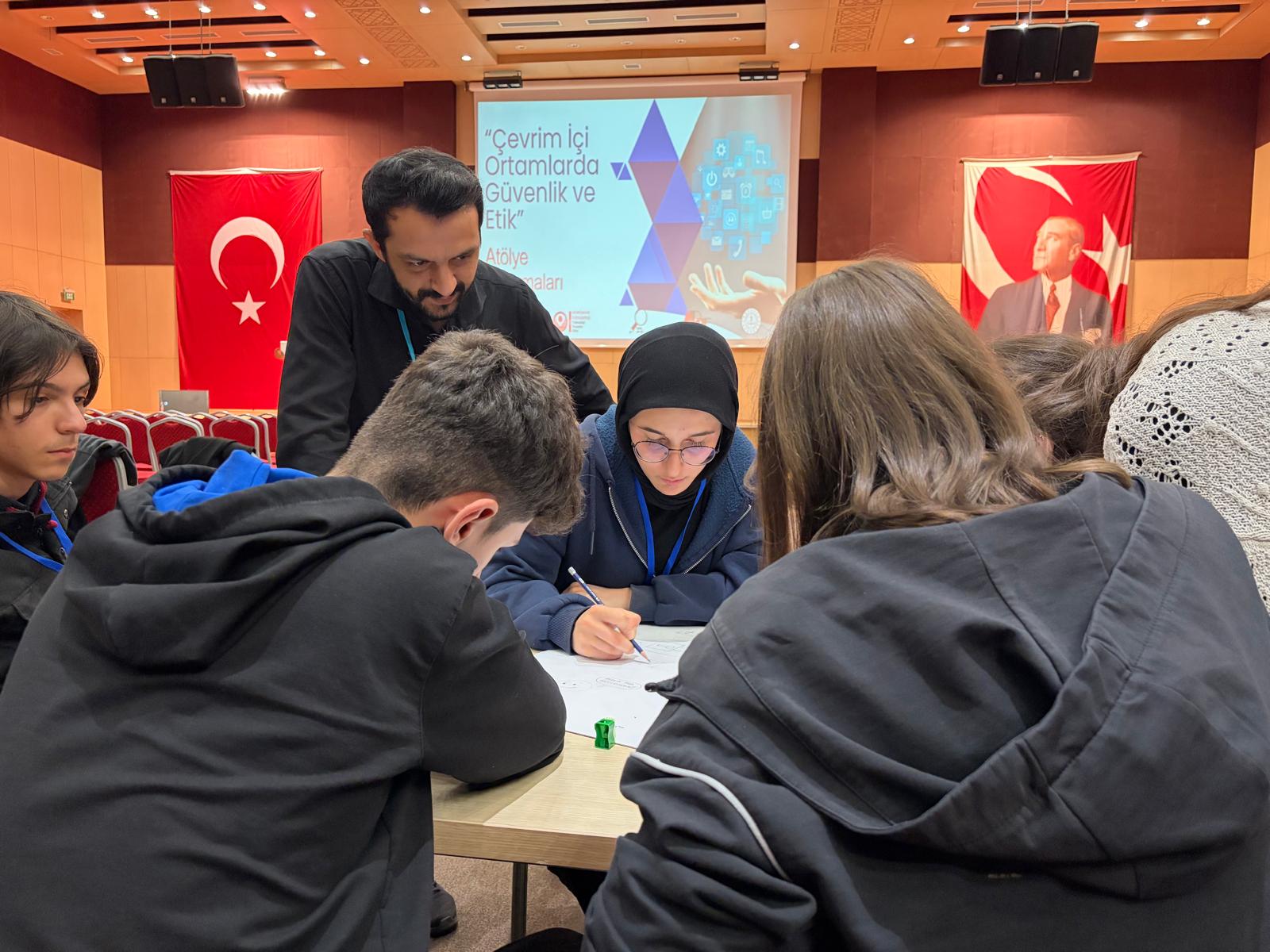 Çevrim İçi Ortamlarda Etik ve Güvenlik Konulu Atölye Çalışmaları Gerçekleştirildi