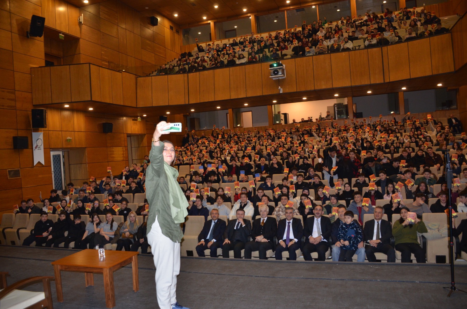 Rize Genç AR-GE Kapsamında Çayla Kitap Projesi Yazar Emine Şeceroviç Kaşlı İle Buluşma