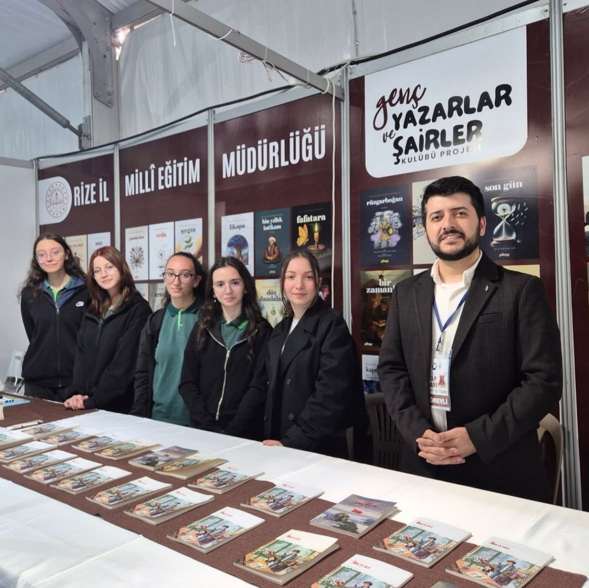 Genç AR-GE'nin Genç Kalemleri: "Beyaz" Kitap Fuarında Okurlarla Buluştu